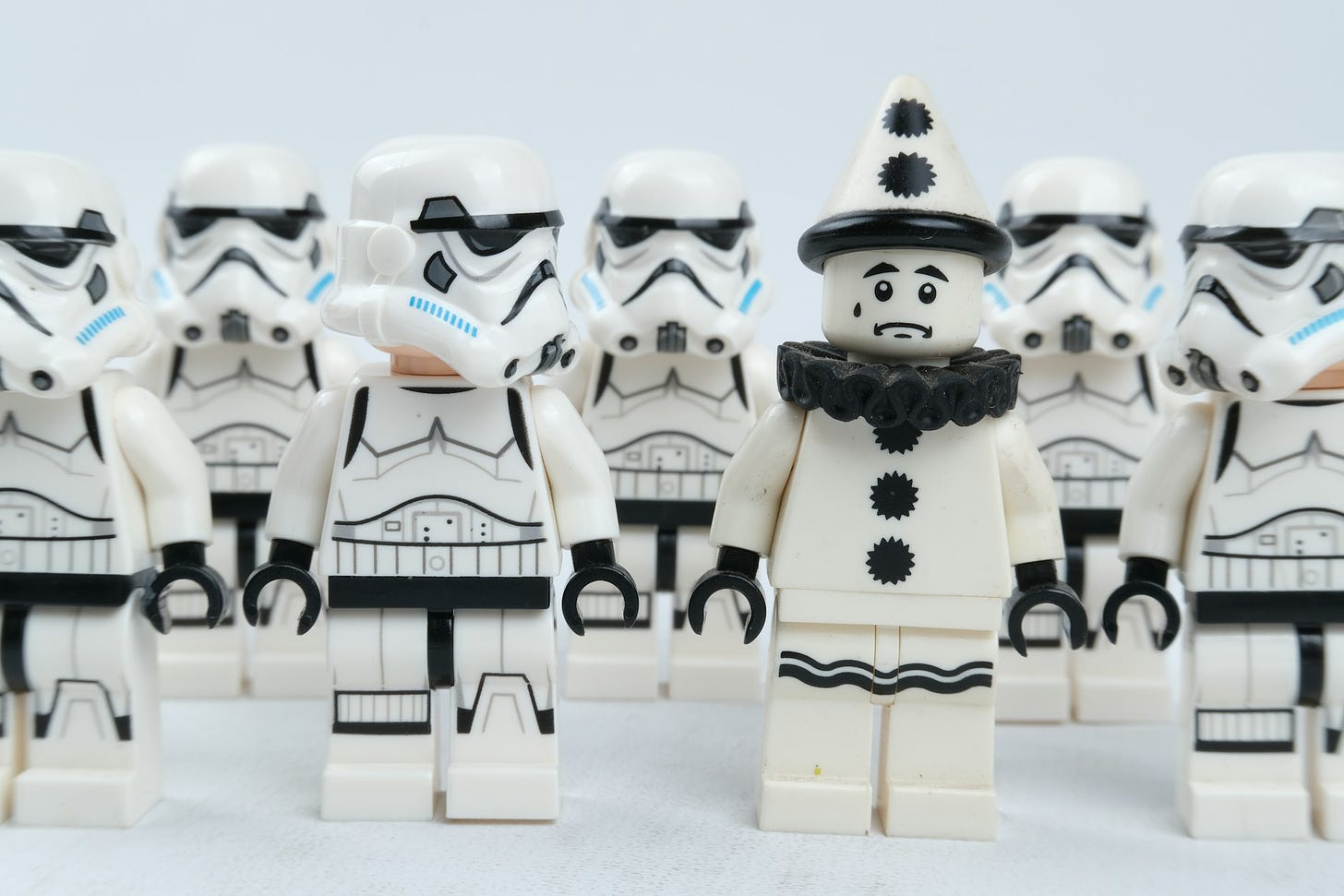 Gruppo di omini Lego vestiti da cloni di Satr Wars, con uno però che è vestito da Pierrot col sorriso all'ingiù e una lacrima sul viso.