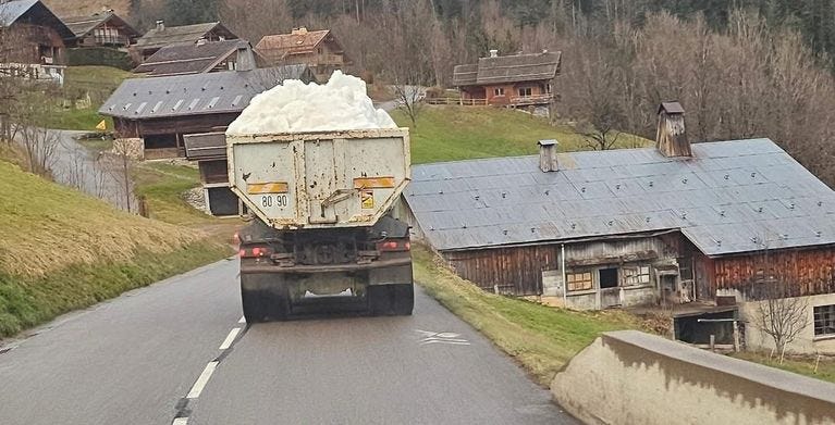 Un camion acheminant de la neige issue du "snowfarming" sur le site du Grand Bornand