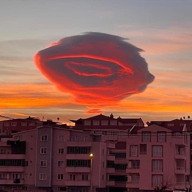 UFO Shaped Cloud Stunned Residents in Bursa Turkey - TommyTruthful.com