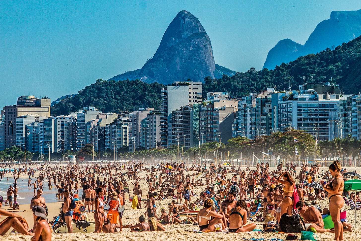 Rio Records Crowded Beaches on First Spring Sunday - The Rio Times