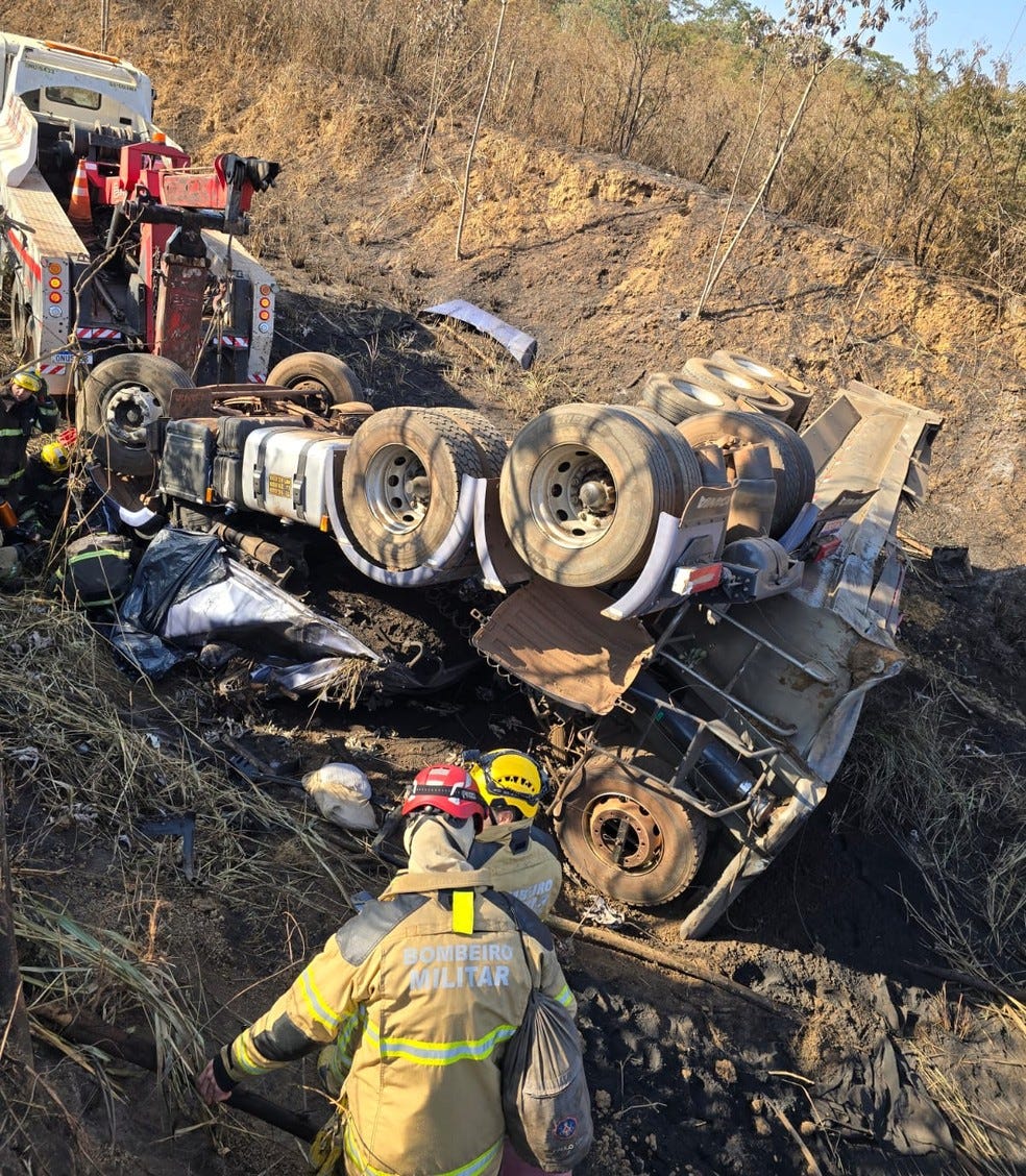 Acidente foi registrado na BR-262 em Luz — Foto: Corpo de Bombeiros/Divulgação