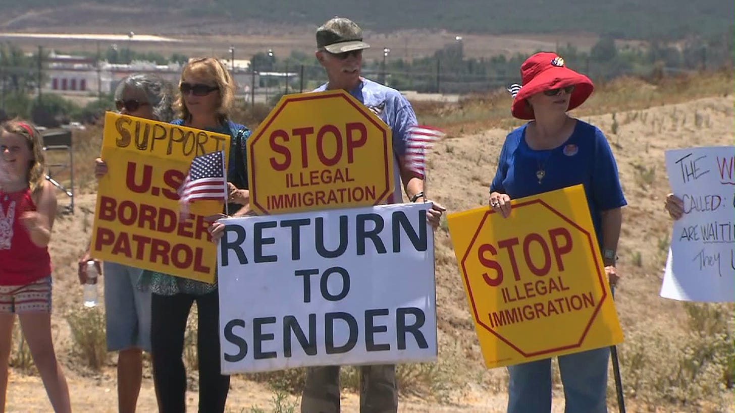 Angry Protesters Greet 140 Undocumented Immigrants; Buses Turn Away From Murrieta | KTLA