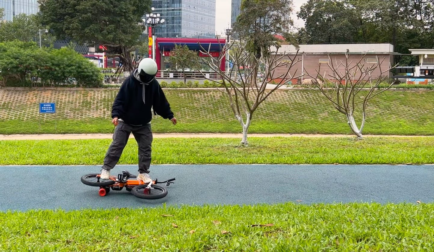 Un gars qui fait du skateboard sur un vélo