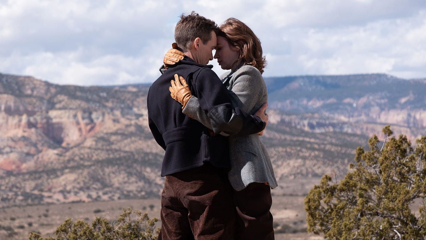 Cillian Murphy como J. Robert Oppenheimer y Emily Blunt como su mujer, Kitty, en el set de rodaje de la película "Oppenheimer" en Nuevo México. CRÉDITO: Melinda Sue Gordon/Universal Pictures