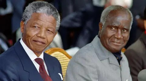 AFP Nelson Mandela (L) and Kenneth Kaunda (R)