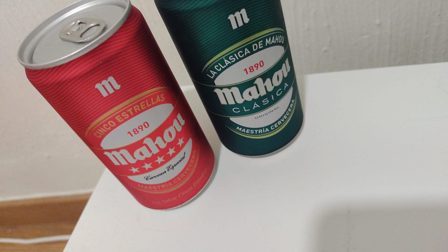 duas latas, uma vermelha e outra verde, sobre uma superfície branca. As latas não estão bem enquadradas