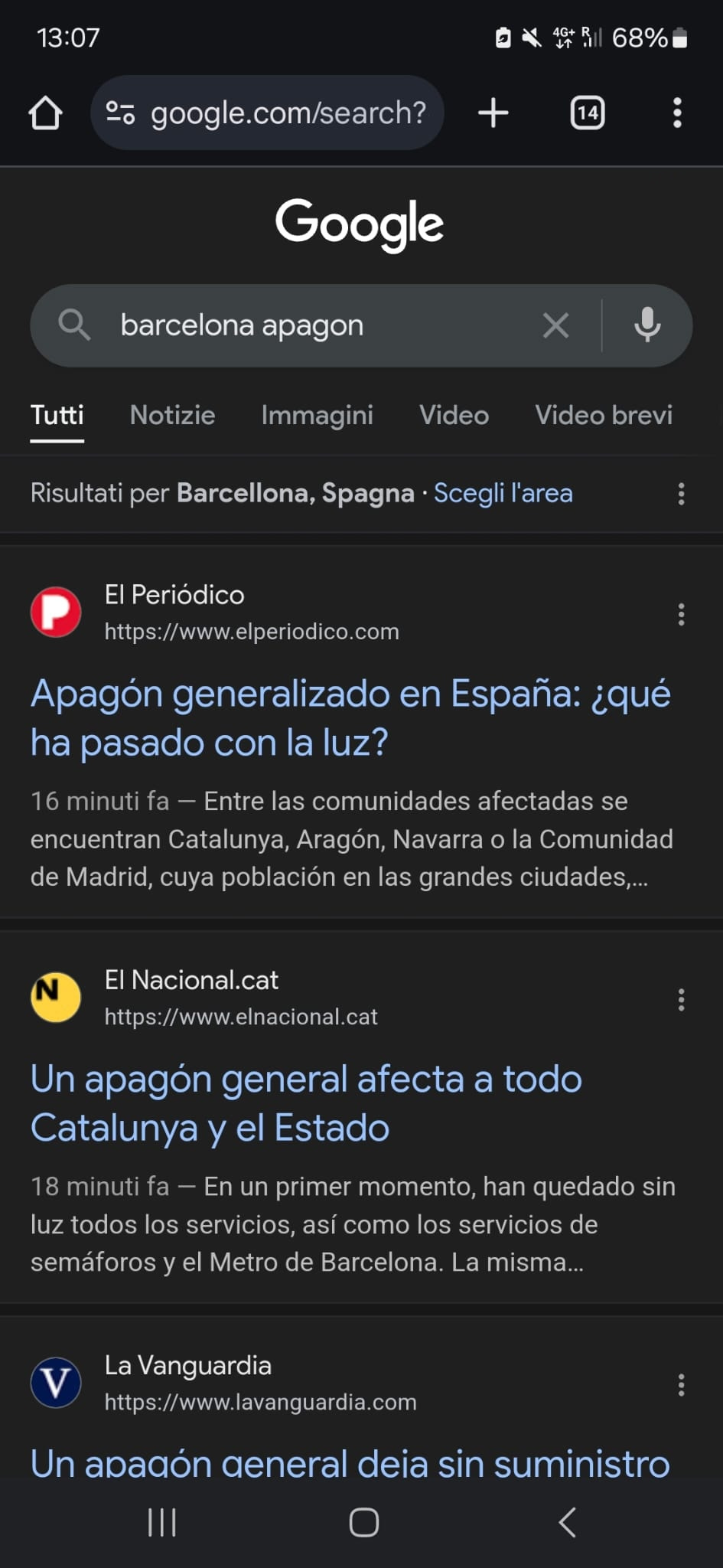 Screenshot di una ricerca su Google da cellulare che dice "barcelona apagon". I risultati vengono da siti di notizie che confermano un blackout in tutta la Spagna.