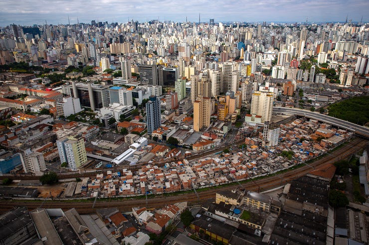 La favela de Moinho, en el centro de São Paulo, se encuentra entre un paso elevado y las vías del tren. No tiene agua, electricidad ni saneamiento públicos.