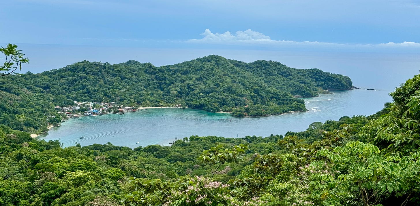 Pueblo de Sapzurro al fondo con su bahía  rodeado por la jungla del Darién. Foto propia.