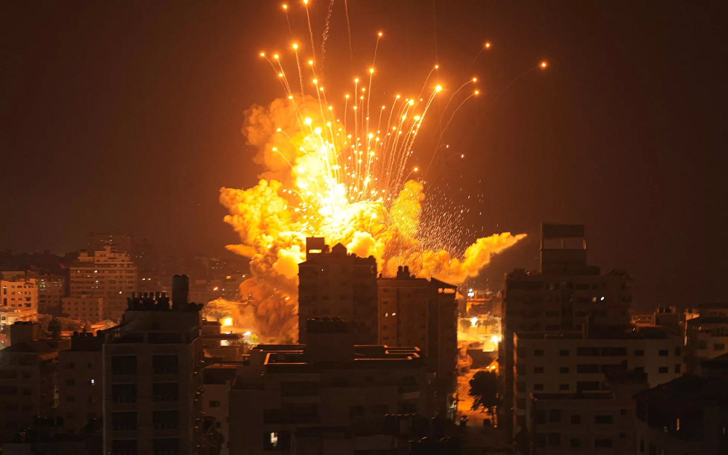 Ένας πύραυλος εκρήγνυται στην πόλη της Γάζας κατά τη διάρκεια ισραηλινής αεροπορικής επιδρομής στις 8 Οκτωβρίου 2023 - Sputnik Ινδία, 1920, 13.10.2023