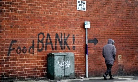 Un graffiti appelant à la création d'une banque alimentaire en Angleterre Un graffiti appelant à la création d'une banque alimentaire en Angleterre