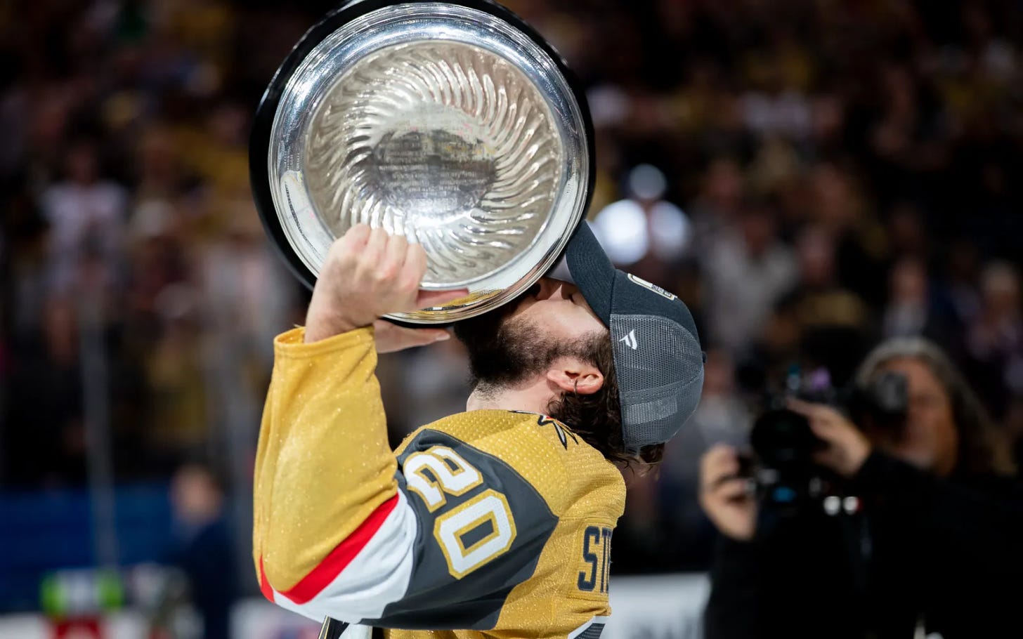 Golden Knights' Mark Stone lifts Stanley Cup