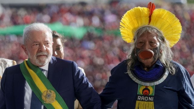 Lula e Raoni durante posse presidencial em janeiro