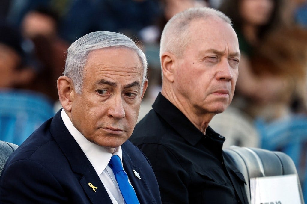 O primeiro-ministro israelense Benjamin Netanyahu e o ministro da Defesa israelense Yoav Gallant participam de uma cerimônia para a 70ª coorte de oficiais de combate militares, em uma base do exército perto de Mitzpe Ramon, Israel, em 31 de outubro de 2024.