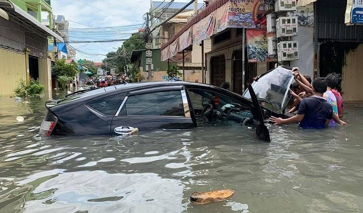 A car is almost submerged in floodwater as other motorists stay away in the capital’s Prampi Makara district on Monday.