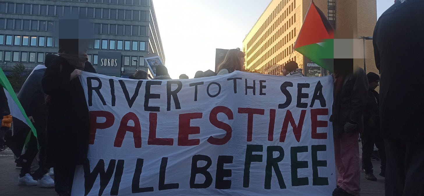 Monissa maissa vihapuheeksi, rasismiksi ja kansanmurhan tueksi osoitettu Hamas-terroristien slogan: “River to the sea”, oli suurin banderolli viimeisimmän "Palestiina-mielenosoituksen aikana” keskellä Helsingin keskustaa.