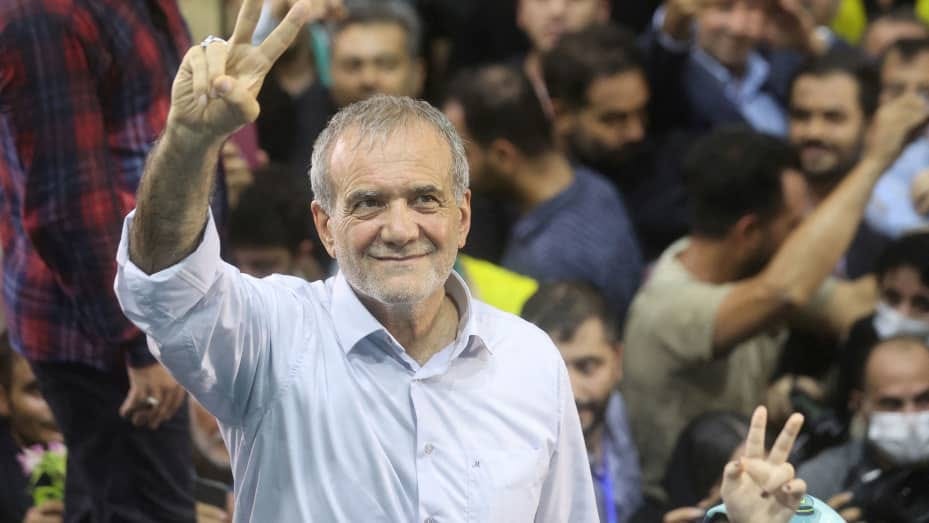 FILE PHOTO: Presidential candidate Masoud Pezeshkian shows the victory sign during a campaign event in Tehran, Iran June 23, 2024. Majid Asgaripour/WANA (West Asia News Agency) via REUTERS ATTENTION EDITORS - THIS PICTURE WAS PROVIDED BY A THIRD PARTY/File Photo