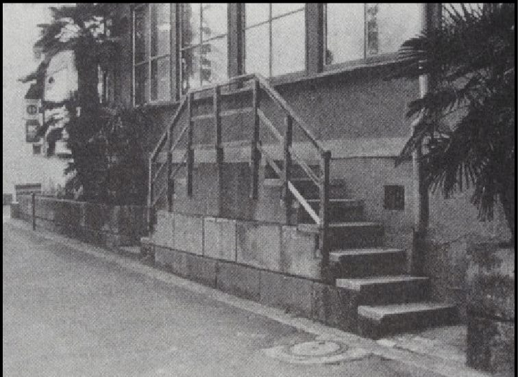 Un escalier abandonné. Inspiration pour les thomassons de Genpei Akasegawa.