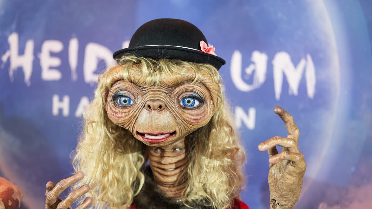 Heidi Klum unveils Halloween costume as E.T. with husband Tom Kaulitz | Fox  News