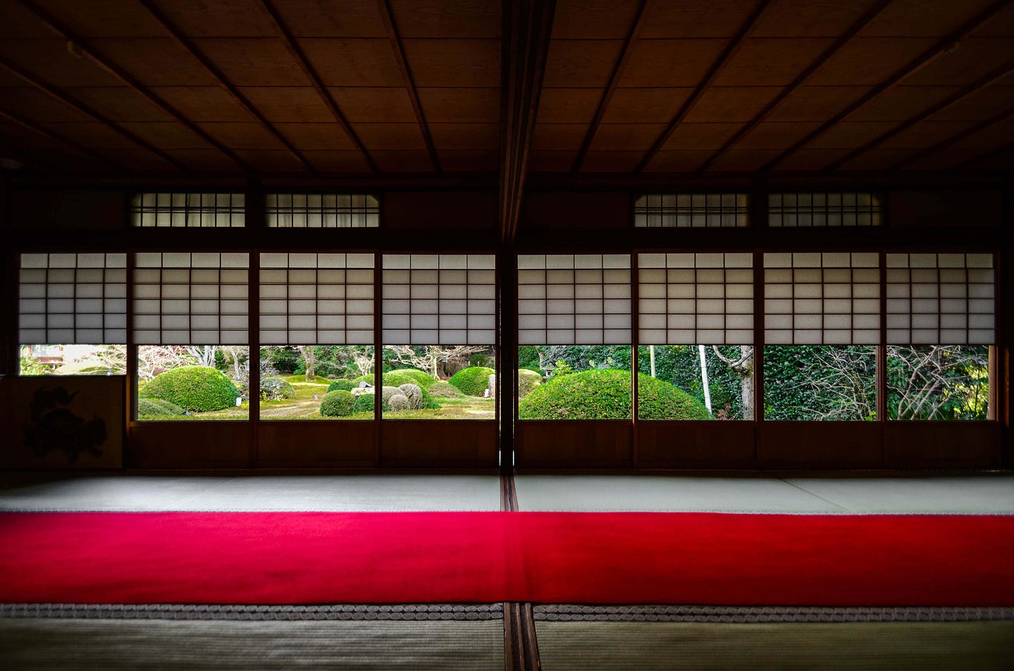Unryuin Temple in Kyoto has rooms devoted to Kazarimadō , the ornamental windows, and nature sceneries.