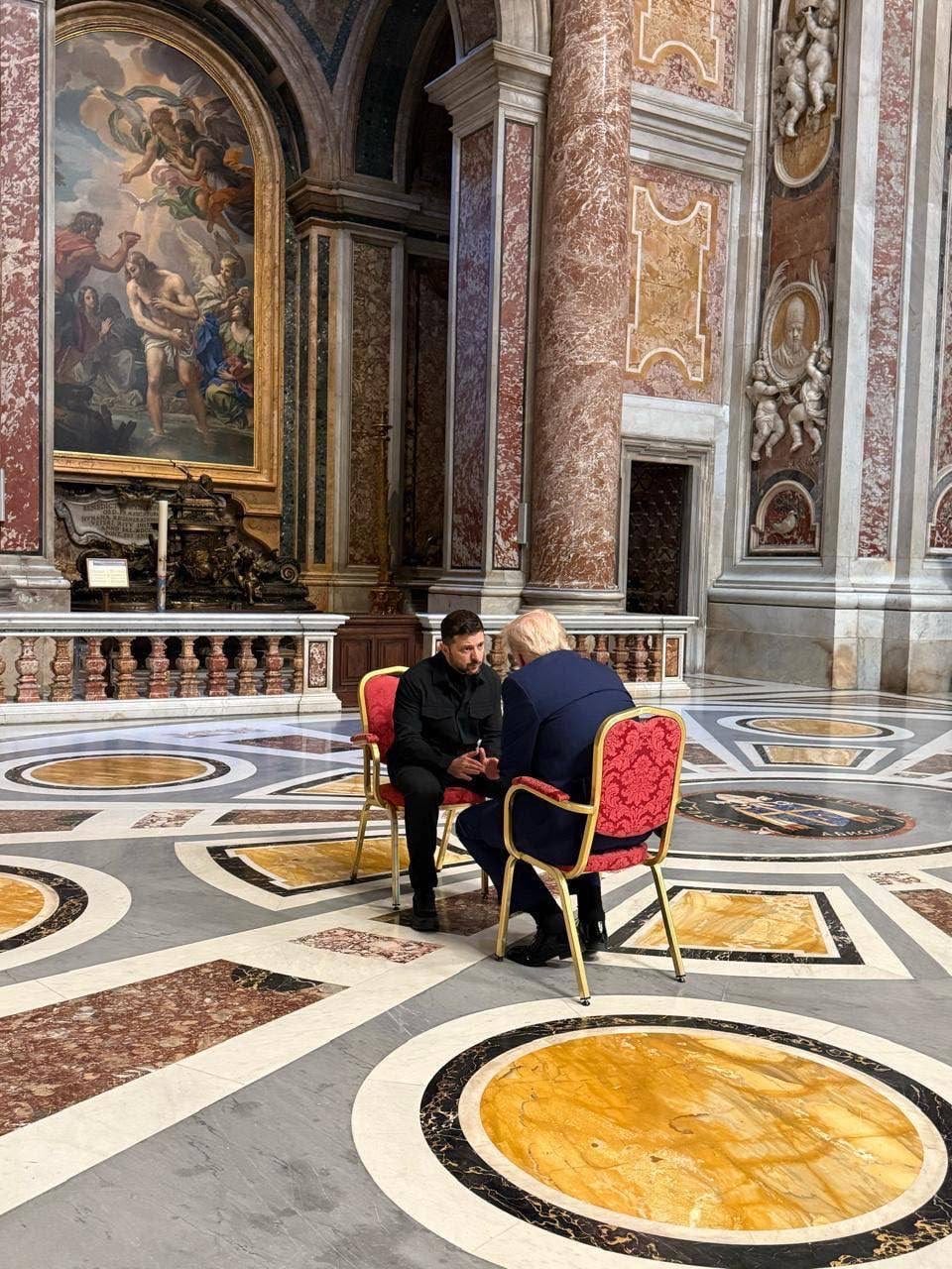 Fotografía de Trump y Zelensky negociando durante el funeral del difunto Papa Francisco