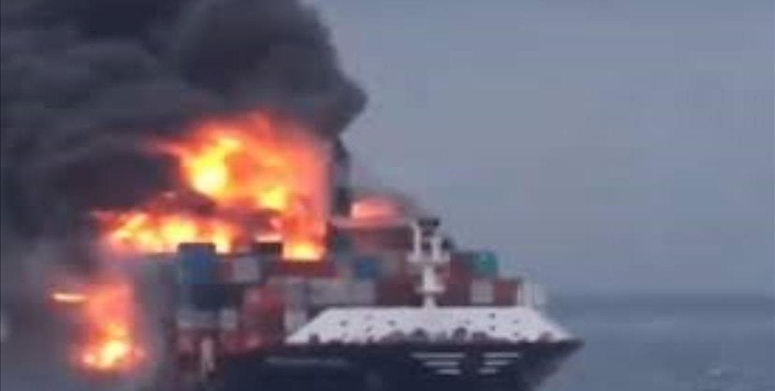 Pokol a Bab al-Madeb-szorosban: A hutik rakétákkal ütöttek kereskedelmi hajókat – a Maersk felfüggeszti az eritreai szállítást