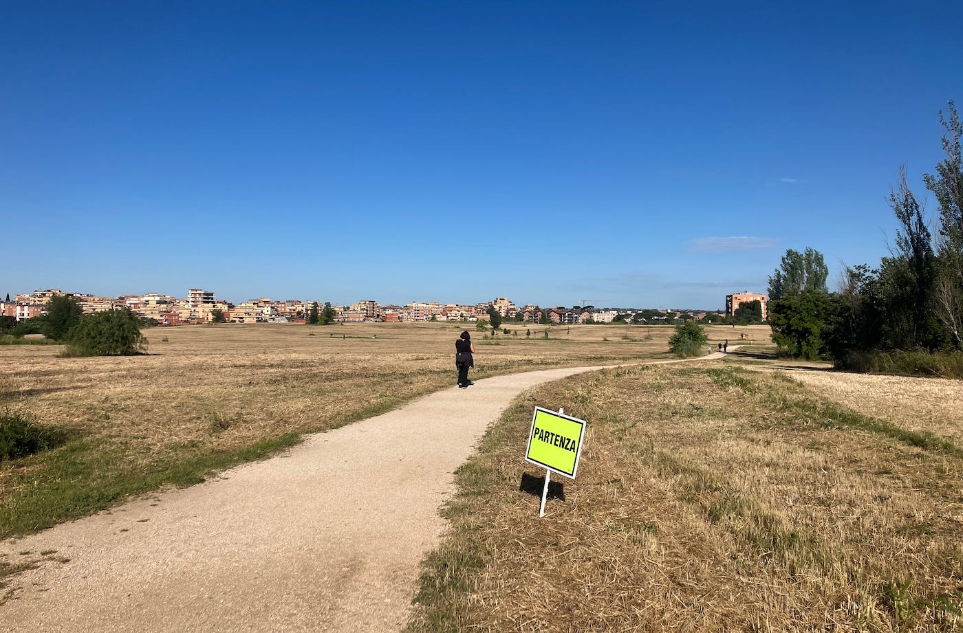 Partenza (start) sign on the grass by the path