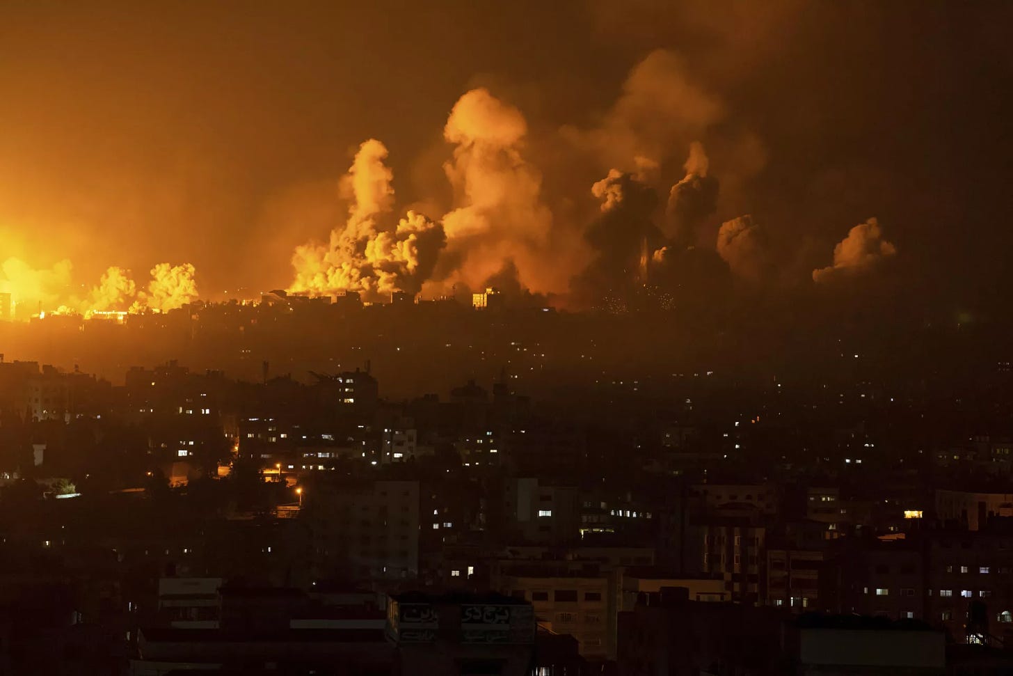 Βομβαρδισμός κτιρίων στην παλαιστινιακή πόλη της Γάζας - Sputnik Ινδία, 1920, 13/10/2023