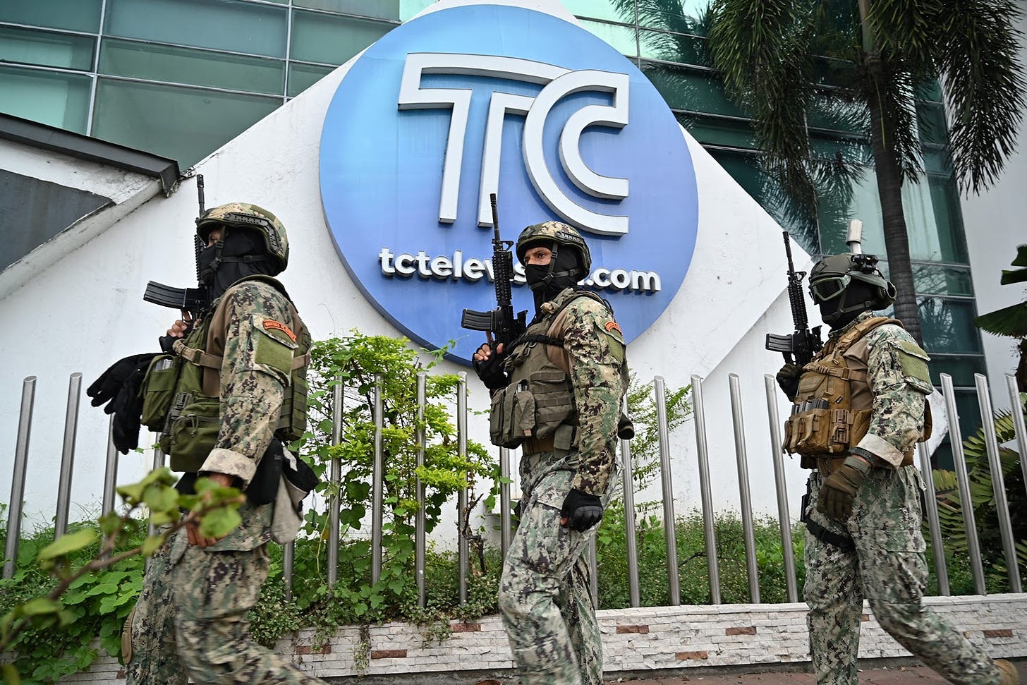 Ecuadorean soldiers patrol the premises of TC Televisión.