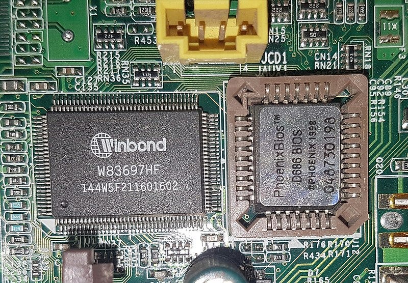 File:PhoenixBIOS chip with Winbond W83697HF IO Chip.jpg