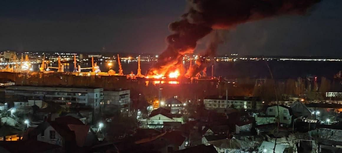 Kedden hajnalban az ukránok felrobbantották az oroszok egyik partraszálló hajóját a Krímben