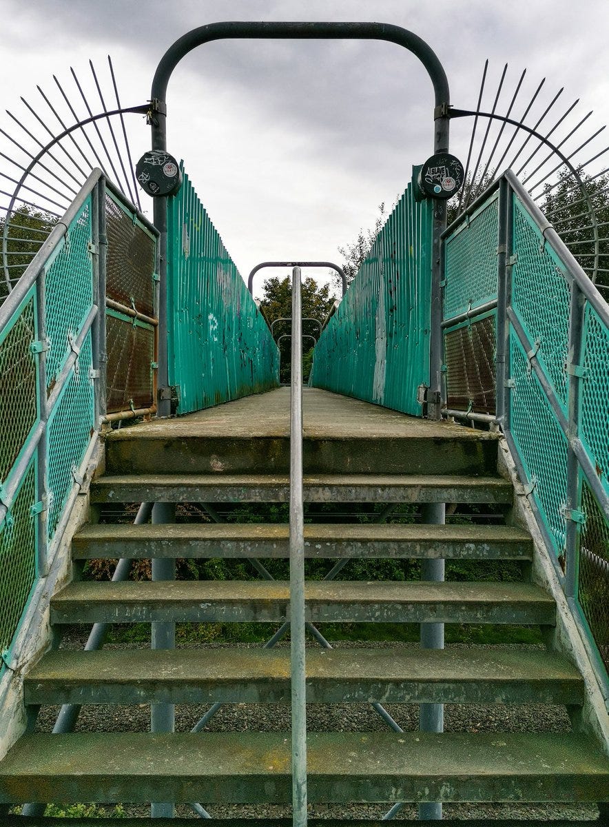 Carl Brian Harry 📷 в X: „The iron bridge, Kings Road, Stretford.  Immortalised by The Smiths song - Still ill Under the iron bridge we kissed  And although I ended up with