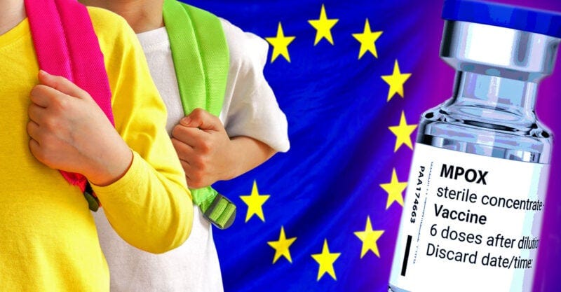 duas crianças usando mochilas em frente à bandeira da UE e ao frasco da vacina mpox