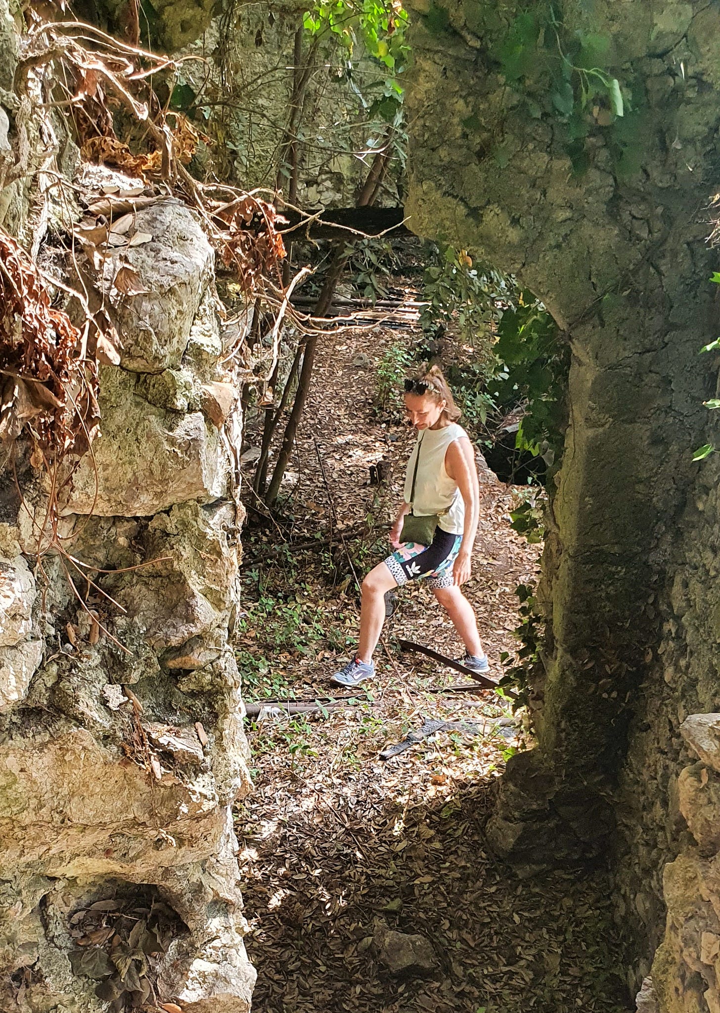 Anika Landsteiner in einer Ruine in Wald