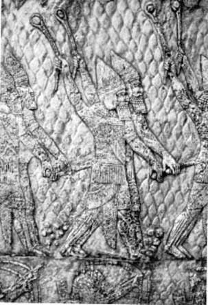 Guerreros asirios arrojando piedras. La talla es de una decoración de la pared en el palacio de Senaquerib en Nínive (principios del siglo VII a. C.). (Dominio público)