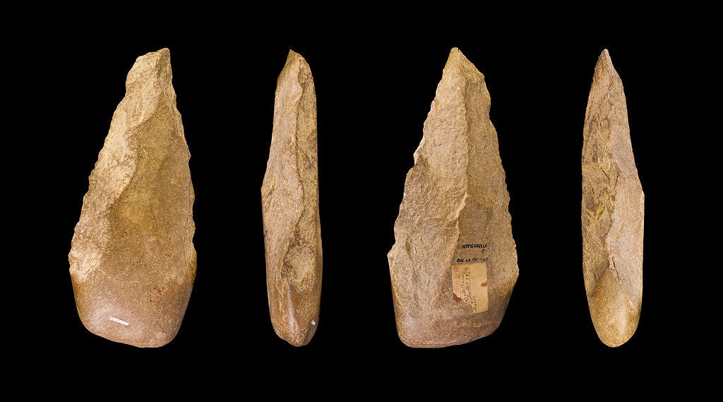 Bifacciale risalente al periodo Acheuleano, 500 mila - 300 mila anni fa, ritrovato a Cintegabelle, nella Alta Garonna, una regione della Francia al confine con i Pirenei. Attualmente esposto al Muséum d'Histoire Naturelle de la ville de Toulouse. Credit: Didier Descouens / Wikimedia Commons. Licenza: CC BY-SA 4.0. 