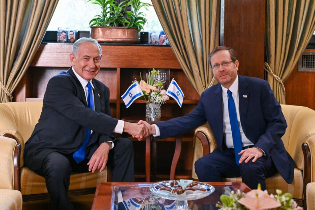 Israeli President Isaac Herzog (right) assigned the task of forming a government to Benjamin Netanyahu (left), in November 2022. In the photo Netanyahu and Herzog are shaking hands.