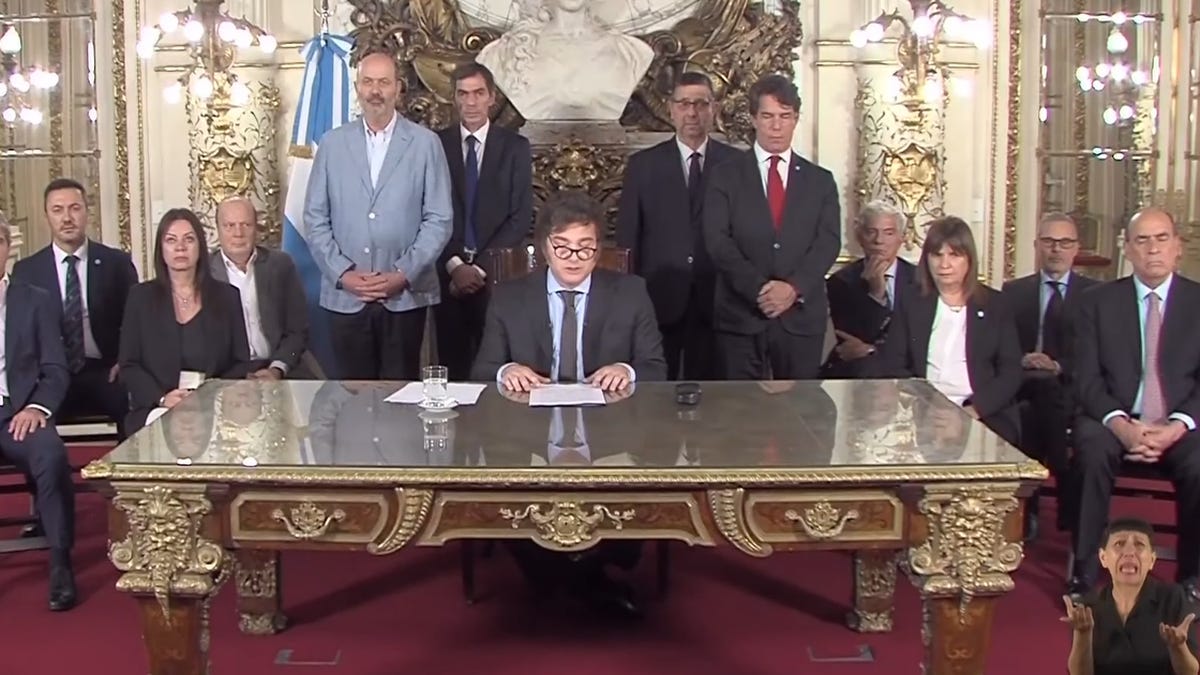 Cadena nacional de Javier Milei: mensaje breve y con todo el gabinete. (Foto: captura)