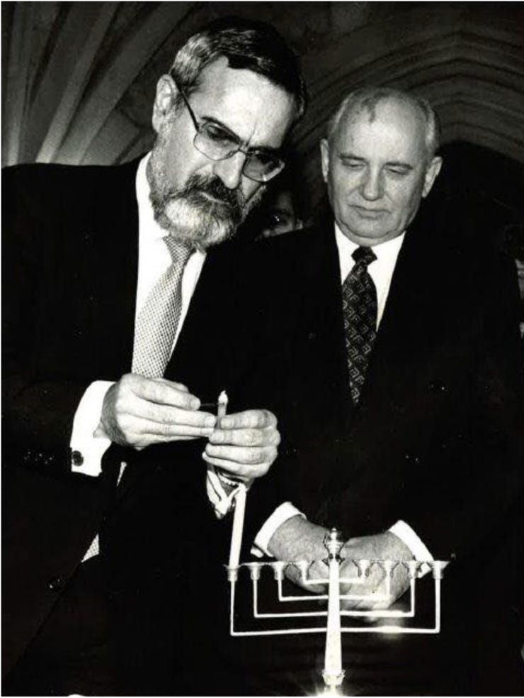 Jonathan Sacks und Michail Gorbatschow entzünden das erste Licht einer Chanukkia