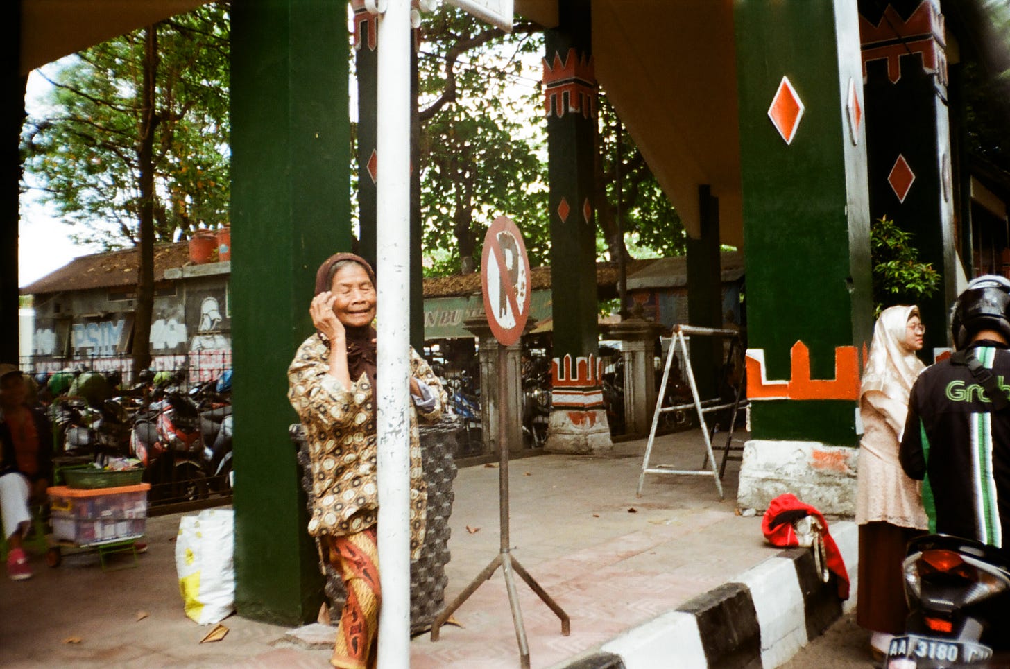 Menelanjangi Kemanusiaan: Penghormatan Terhadap Segala Sesuatu