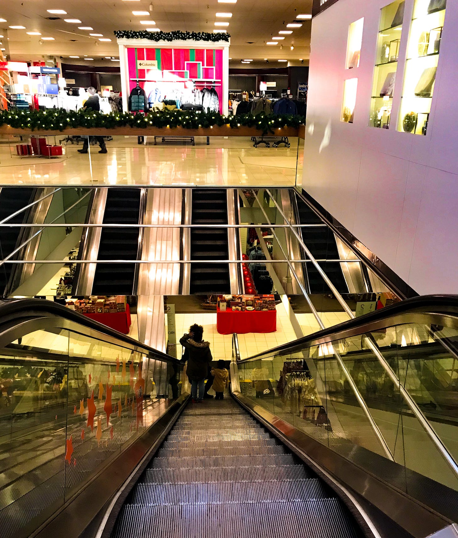 Christmastime in the City (Mall) - by Tipper Raddle