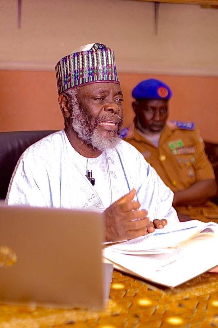 Azo onaning yuziga yopishib qolgan Qaynonam bilan yaqindan porno