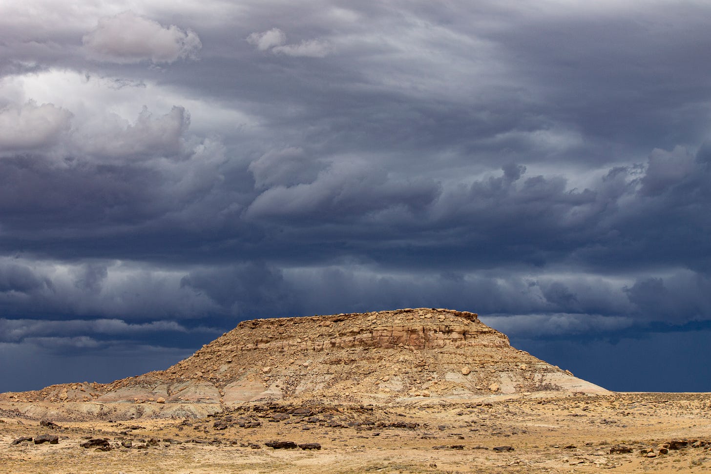 Luxury houseboat sinks on Lake Powell