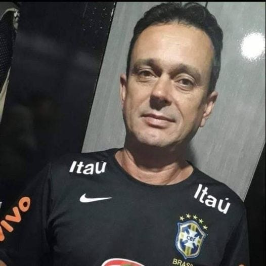 May be an image of 1 person and text that says 'Itau vo Itau Itaú CBF BRASH'