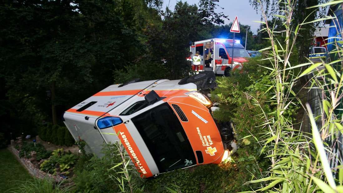 Der Rettungswagen blieb nach dem Unfall in Guxhagen auf der Seite liegen. 