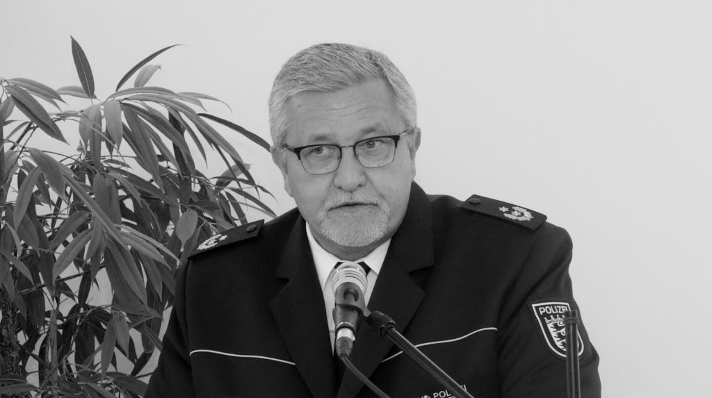 Polizeipräsident Siegfred Kollmar bei der Amtseinführung von Polizeihauptkommissar Volker Jungkind im August 2023 in Hockenheim. Nun ist Kollmar unerwartet verstorben.