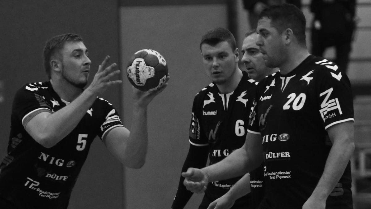 Im Alter von 30 Jahren verstarb William Kehnscherper (am Ball). Die Sportlerfamilie in Neuruppin trauert um den Handballer.