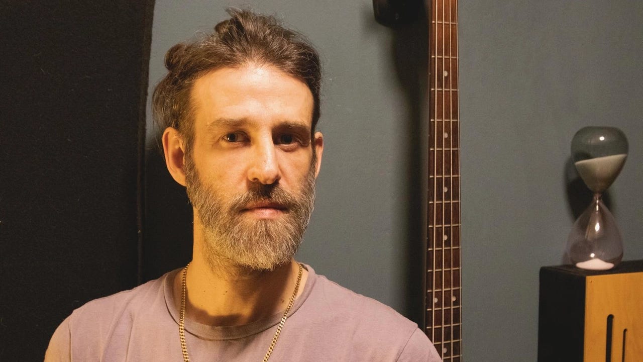 Un bel primo piano di Manuel Fogliata (nome d’arte Nuel): il deejay e produttore riminese si è spento a 46 anni