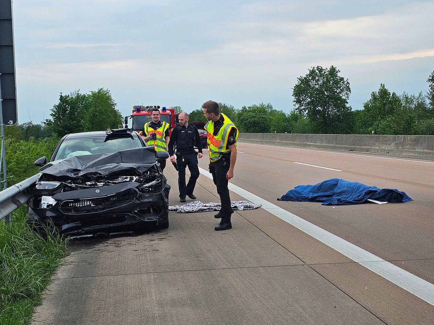 Der 61-jährige Fahrer des Mercedes' kam am Samstagnachmittag auf der A23 ums Leben.