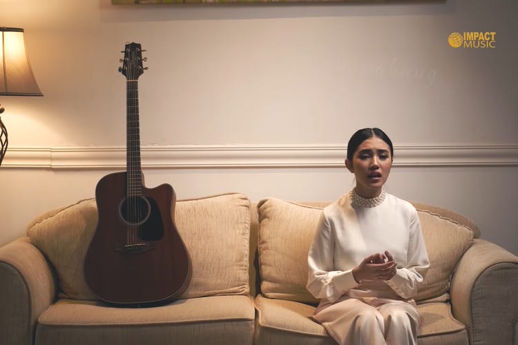 Melitha Sidabutar dalam video klip lagu Penolong yang Setia